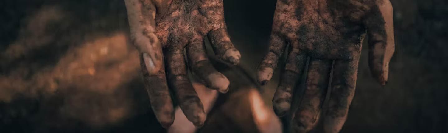 Hands-with-mud